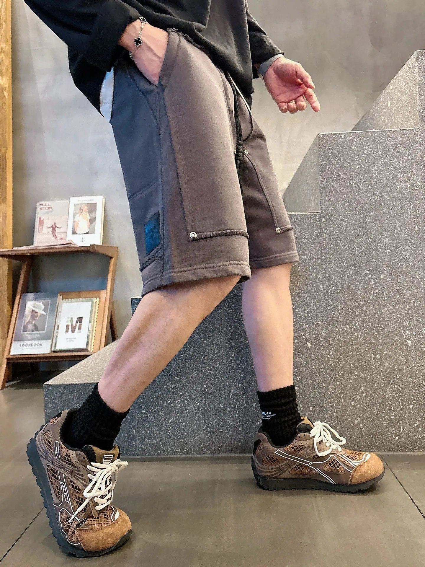 Balenciaga's three-standard complete 2026 summer New Arrival men's casual shorts, advanced custom-made Breathable fabric, Breathable fabric, extremely stretchy and comfortable, impeccable details, top-grade accessories, original logo design concept, delicate and soft feel! The upper body fit is awesome! Size: M-XXXL Please state your height and weight when ordering